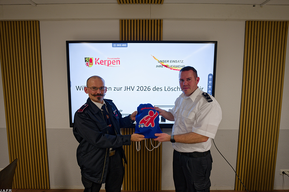 Übergabe des Kleinen Held Rucksackes vom stellv. Vorsitzenden an den Löschzugführer