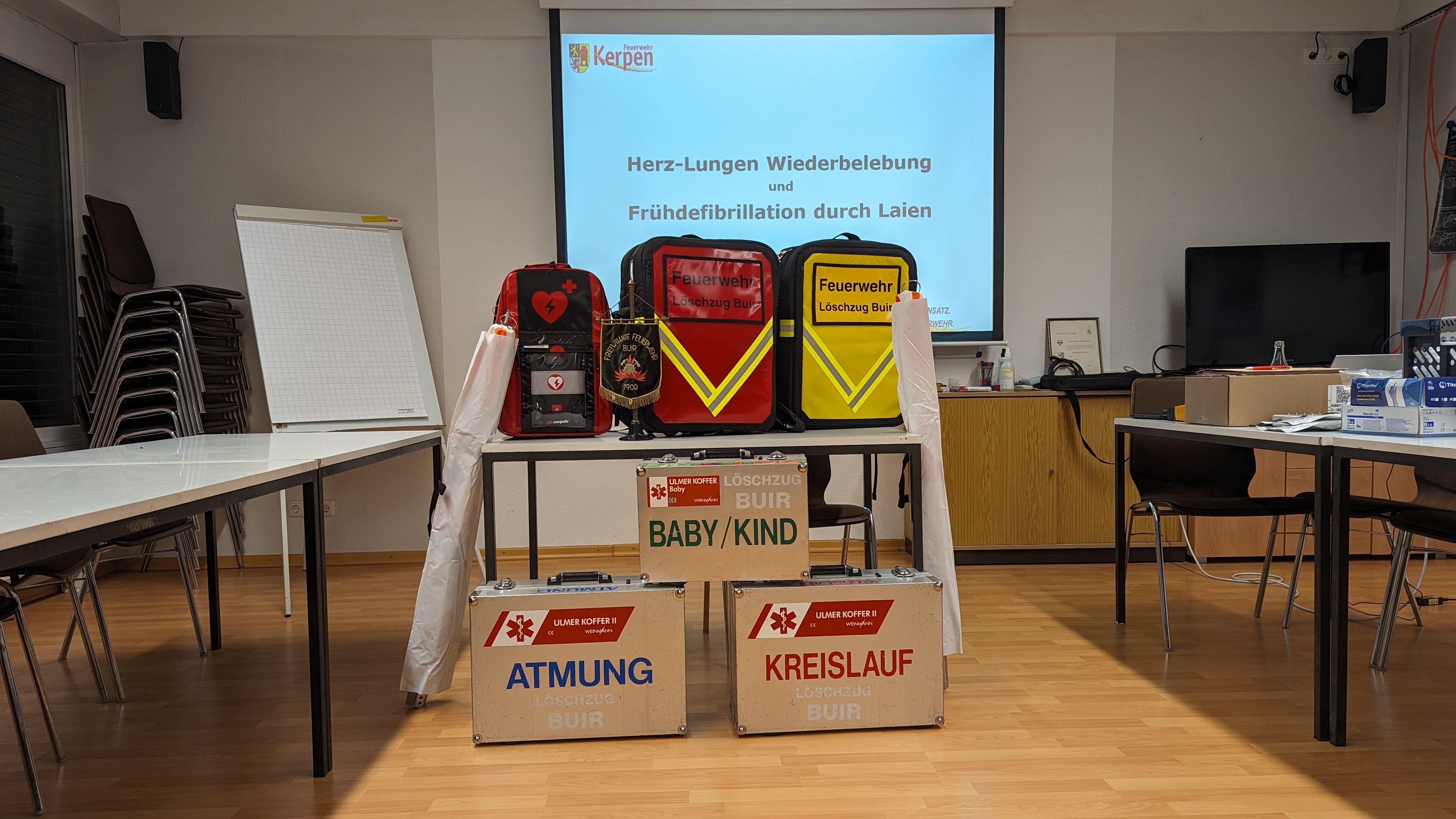 Übergabe des AED vom Vorsitzenden an den Leiter der Feuerwehr Kerpen